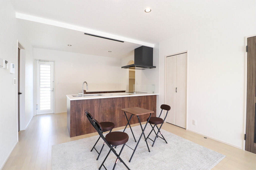 ホワイトを基調としたLDKに黒いアイアンの椅子が3脚